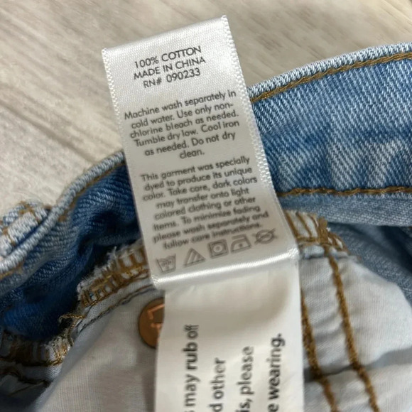 Women’s PACSUN Boyfriend Cutoff Light Wash Distressed Denim Shorts / Size 28 - Picture 5 of 5